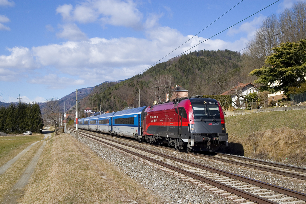 Am 11. März 2017 ist 1216 229 mit rj 71  Gustav Mahler  von Praha hlavní nádraží nach Graz Hauptbahnhof unterwegs und hat soeben den Bahnhof Mixnitz-Bärenschützklamm passiert. 