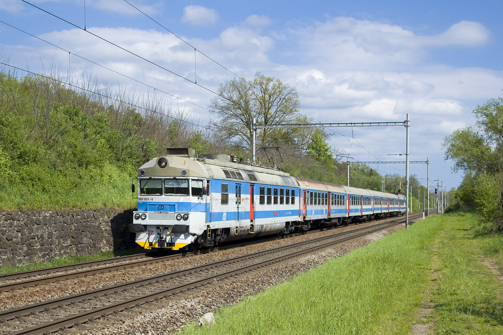 Am 11. Mai 2015 ist 560 003 als Os 4717 (Březová nad Svitavou - Křenovice horní nádraží) bei Blansko město unterwegs. 