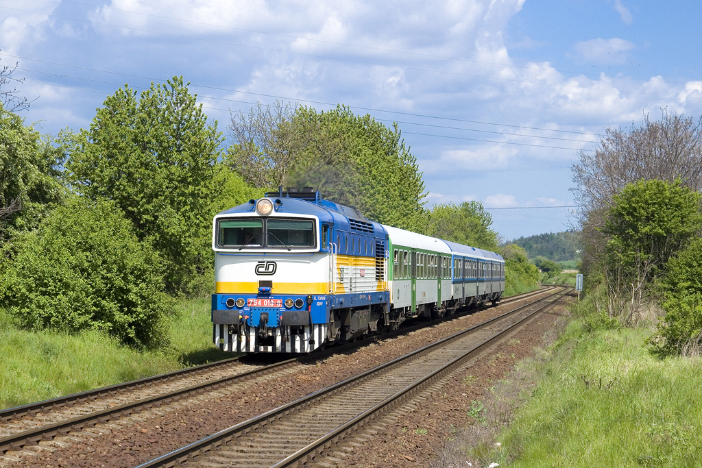 Am 11. Mai 2015 ist 754 019 mit Os 4834 (Brno hlavní nádraží - Okříšky) unterwegs und durchfährt in kürze den Haltepunkt Střelice dolní.
