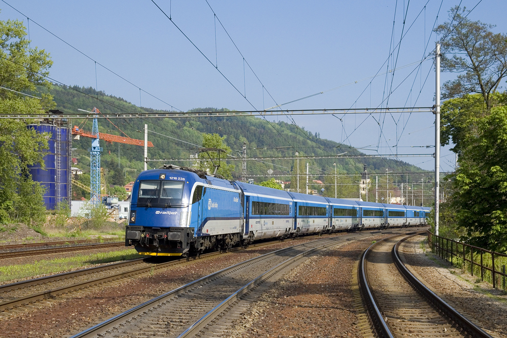 Am 11. Mai 2016 fährt rj 71  Gustav Mahler  (Praha hl. n. - Graz Hbf) durch Blansko.