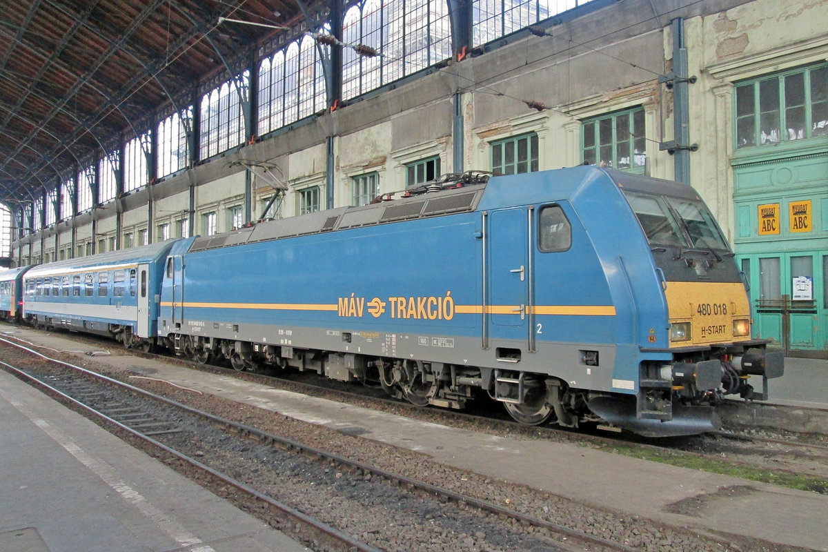 Am 11 Mai 2018 rangiert MAV 480 018 mit ein 1.Klassewagon in Budapest-Nyugati.