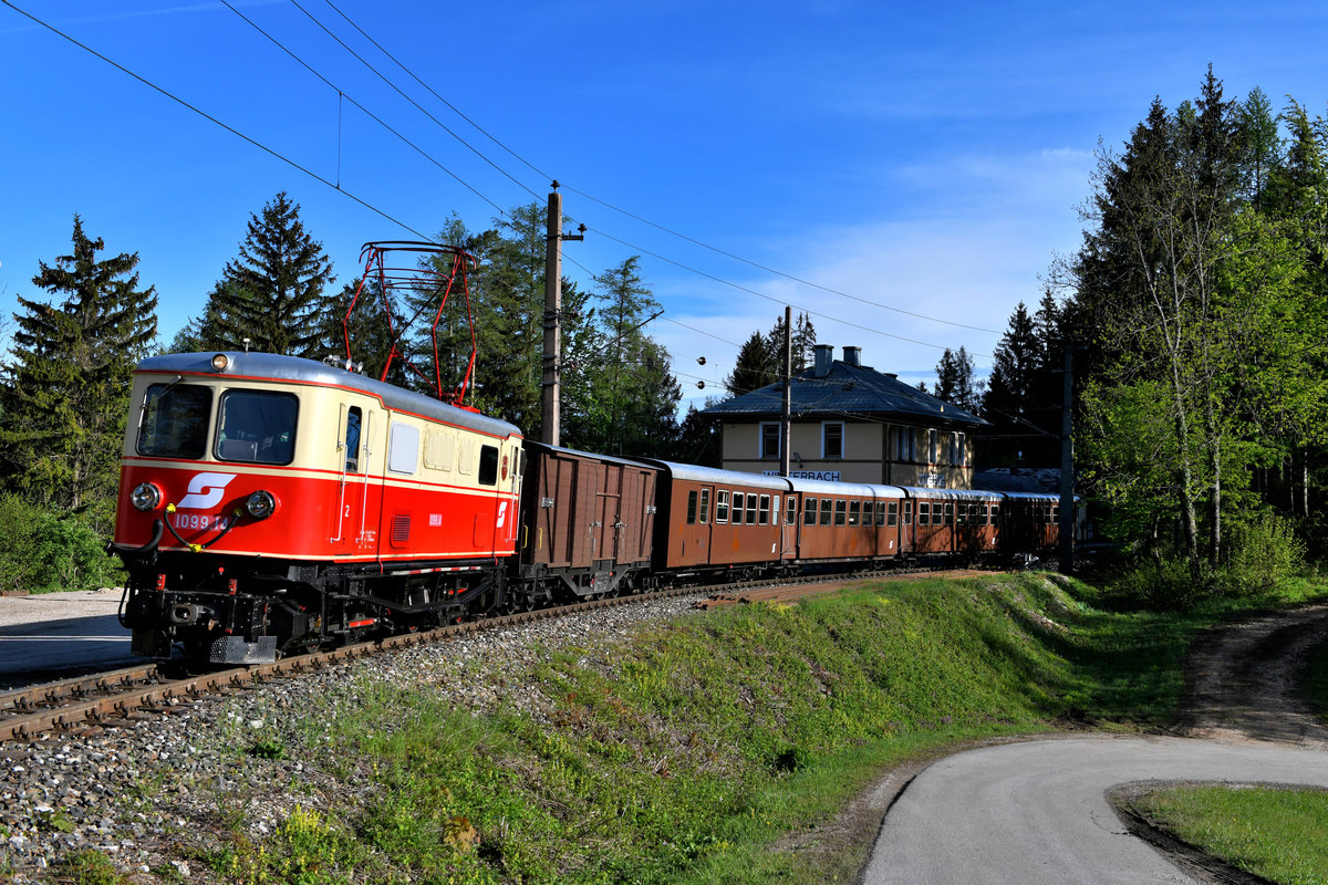 Am 11. Mai 2019 fand auf Initiative eines Berliner Reiseveranstalters eine Sonderfahrt mit einer in den Zustand der 1970er Jahre gebrachten Garnitur auf der Bergstrecke der Mariazellerbahn statt. Die E14 der NÖVOG hatte zu diesem Zwecke einen Pflatsch und die Nummerierung 1099.14 erhalten. Beim Wagensatz, der aus einem GGm/s, einem BD/s und drei B/s bestand, wurden die Ötscherbär-Logos entfernt. Nachdem ich die Mariazellerbahn zu ÖBB-Zeiten leider nie besucht hatte, war diese Aktion für mich die Gelegenheit, die Strecke kennenzulernen und Bilder wie anno dazu mal anzufertigen. Die Wetteraussichten waren leider sehr schlecht, trotzdem versuchte ich mein Glück vor Ort und zumindest am Morgen schien noch die Sonne. Der Sonderzug fuhr zunächst als Leergarnitur von Laubenbachmühle nach Puchenstuben. Dort wurde gestürzt und es ging zurück nach Winterbach, wo die Reisegruppe aufgenommen wurde. Bei der ersten Durchfahrt durch den Bahnhof Winterbach entstand diese Aufnahme.