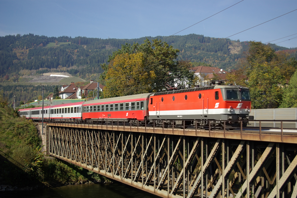 Am 11. Oktober 2008 war die noch   bepflatsche  1044 011 mit dem OEC 536 nach Wien Südbahnhof unterwegs, und wurde von mir auf der alten Murbrücke in Leoben fotografiert. 