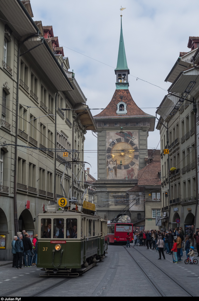 Am 11. Oktober 2015 feierte man mit einer Tramparade 125 Jahre Tram in Bern.
Der Ce 2/2 37 fährt hier vor dem Zytgloggeturm die Altstadt hinauf.
