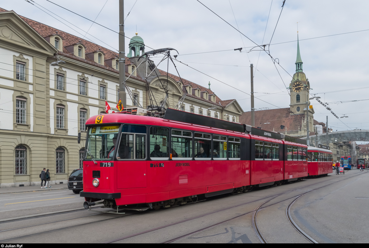 Am 11. Oktober 2015 feierte man mit einer Tramparade 125 Jahre Tram in Bern.
Be 8/8 719 und Anhänger 327 am Bubenbergplatz. Die Be 8/8 sind die ältesten Trams, welche noch den neuen roten Anstrich erhalten haben. Auch von diesen Fahrzeugen sind einige in Iasi, Rumänien unterwegs.