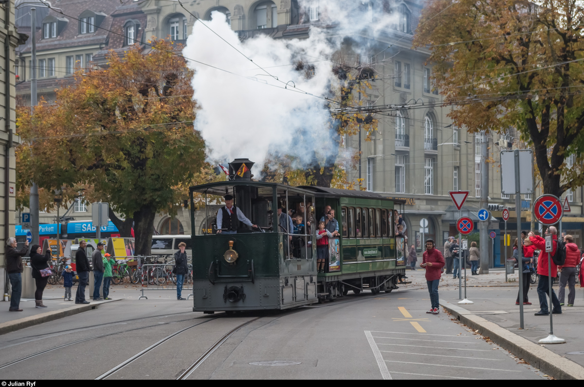 Am 11. Oktober 2015 feierte man mit einer Tramparade 125 Jahre Tram in Bern. Mit Dampftram und Ce 2/2 37 wurden danach kurze Publikumsfahrten Schwanengasse-Bubenbergplatz-Hirschengraben-Wallgasse-Schwanengasse angeboten (ca. 350 m).
Dampftram G 3/3 12 und Anhänger biegen vom Hirschengraben in die Wallgasse ein.