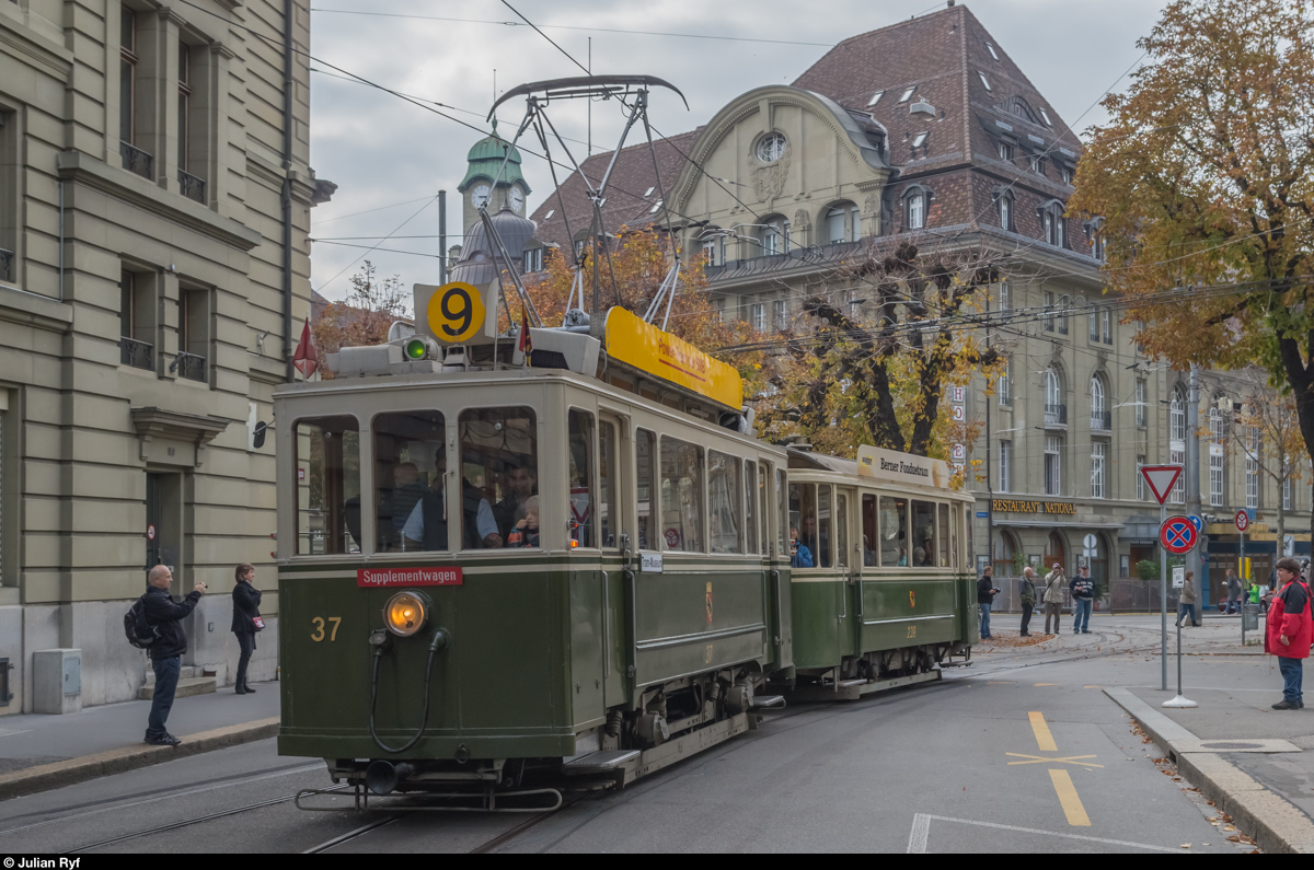 Am 11. Oktober 2015 feierte man mit einer Tramparade 125 Jahre Tram in Bern. Mit Dampftram und Ce 2/2 37 wurden danach kurze Publikumsfahrten Schwanengasse-Bubenbergplatz-Hirschengraben-Wallgasse-Schwanengasse angeboten (ca. 350 m).
Ce 2/2 37 biegt vom Hirschengraben in die Wallgasse ein.