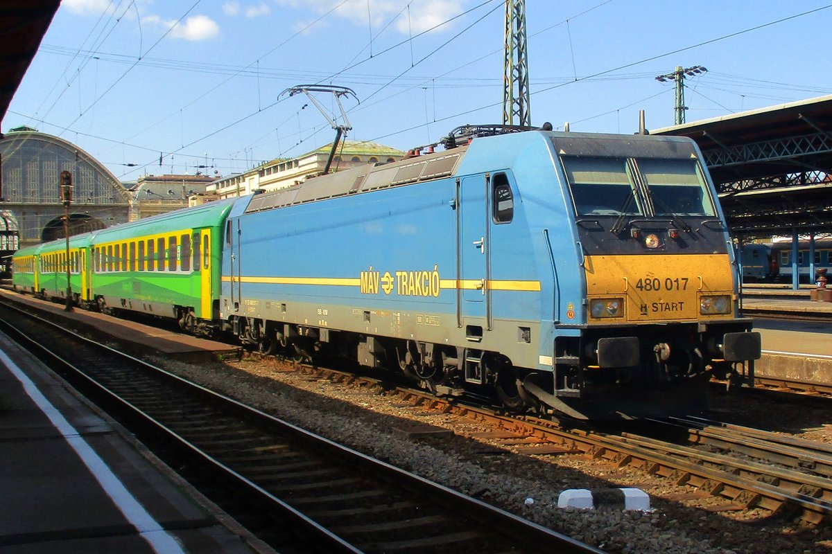 Am 11 September 2018 verlässt MAV 480 017 mit ein GySEV InterCity nach Sopron Budapest-keleti.