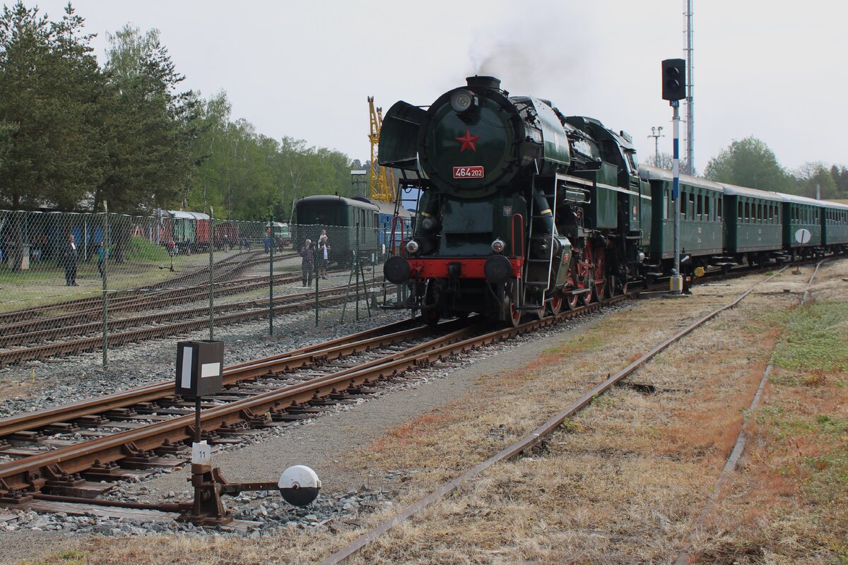 Am 11 September 2024 schiebt 464 202 ein Dampfzug durch Luzna u Rakovnika während das Dampfwochenende. Deswegen könnte dieses Bild von 'Bahnsteig' gemacht werden.