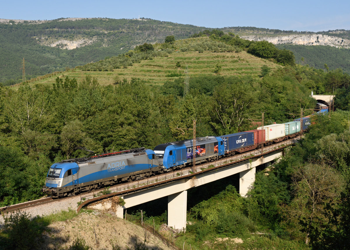 Am 11. Septmber 2019 rollten  Adria Transport 1216 921 und LTE 2016 904 mit Zug 41441 den Karst hinunter nach Koper und wurden von mir in Rižana fotografiert.