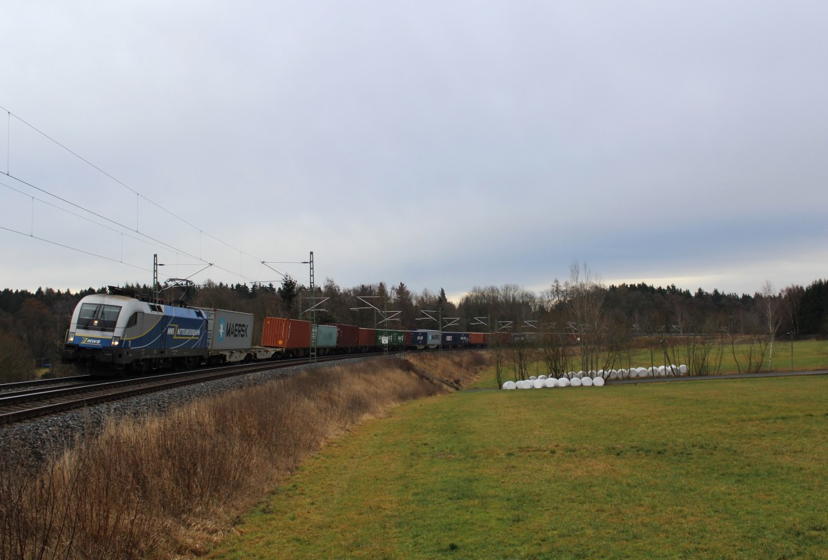 Am 11.01.14 kam die MWB 182 912 mit einem Container durch das Vogtland nach Wiesau.
Hier zusehen in Oberjößnitz/V.