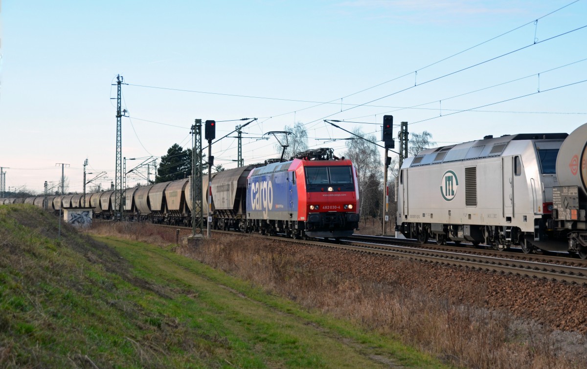 Am 11.01.14 trafen sich in Zeithain 482 030 und 285 111. 285 111 musste mit ihrem Kesselwagenzug die aus Falkenberg(E) kommende 482 030 passieren lassen, bevor es für sie weiter Richtung Leipzig ging.