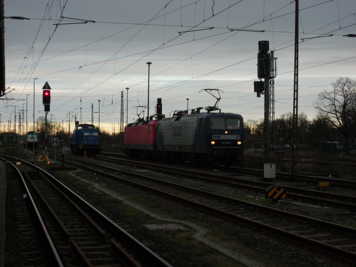 Am 11.01.2014 kam RBH 130(143 273)und RBH 122(143 950 mit einem Hackschnitzelzug nach Stendal.Hier machten die beiden Kopf und fuhren dann mit dem Zug wieder in Richtung Hannover  davon. 