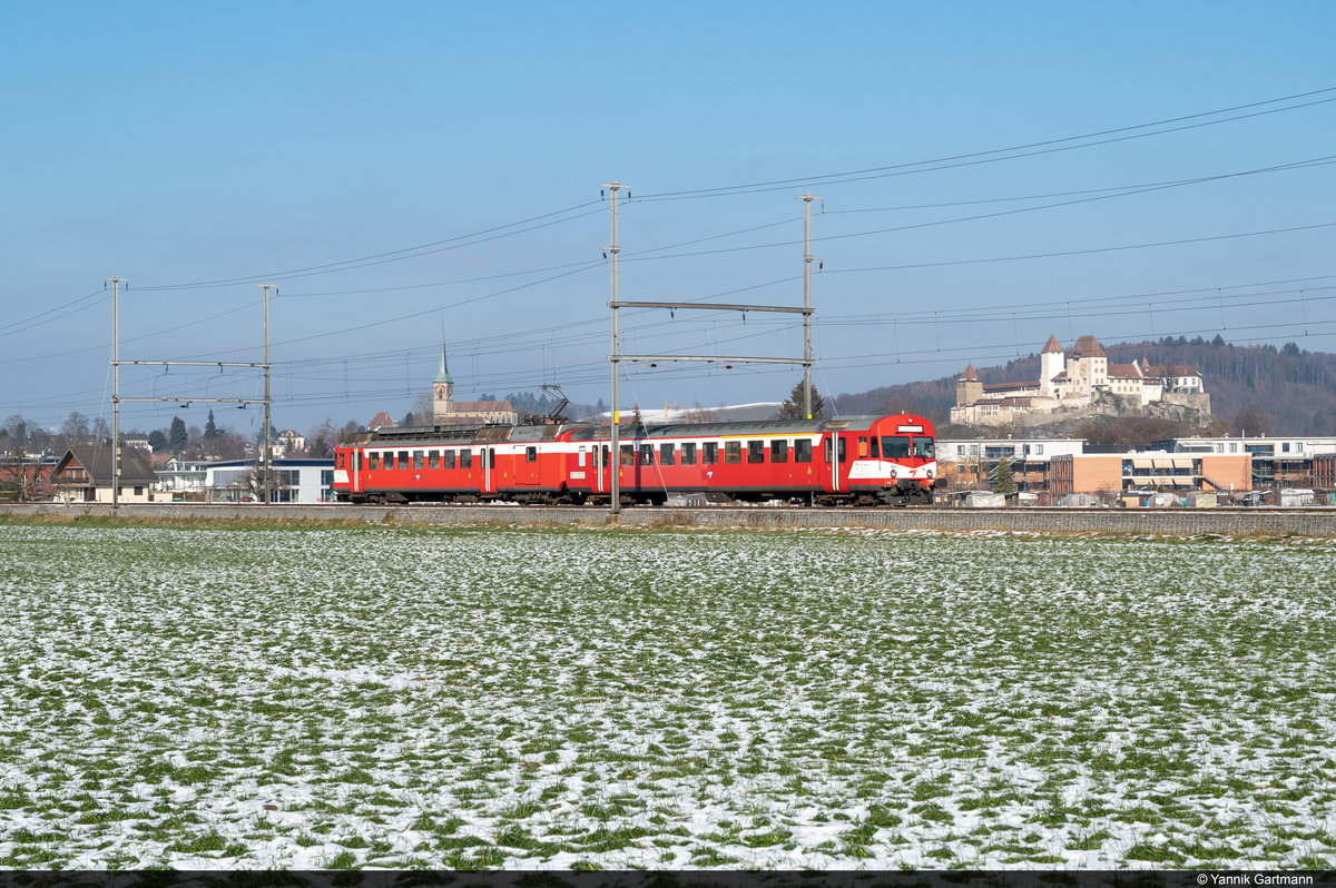 Am 11.01.2021 wurde CJ RBDe 566 I 221 von Alle (Jura) nach Oberburg überführt und konnte hier auf der Doppelspur zwischen Burgdorf Steinhof und Oberburg aufgenommen werden.