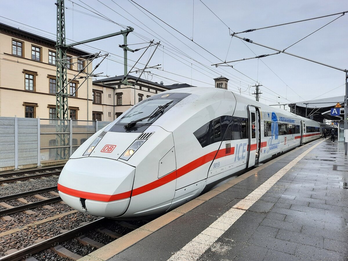 Am 11.01.2023 verkehrte der neu folierte DB 0812 019 als ICE 509 von Hamburg-Altona nach München Hbf und steht hier beim Halt in Erfurt Hbf. Beide Triebköpfe werben für  Paramount+ , welches neu im ICE-Portal verfügbar ist.
