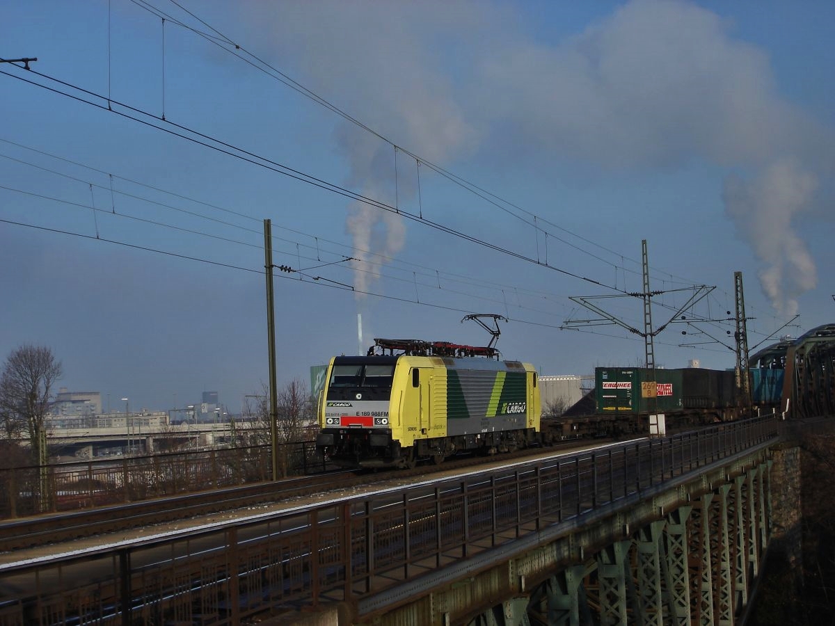 Am 11.02.2006 fuhr NORDCARGO S.r.l. ES 64 F4-088 (E 189 988FM) mit dem DGS 40027 in den Bahnhof Basel Bad in Richtung Schweiz.