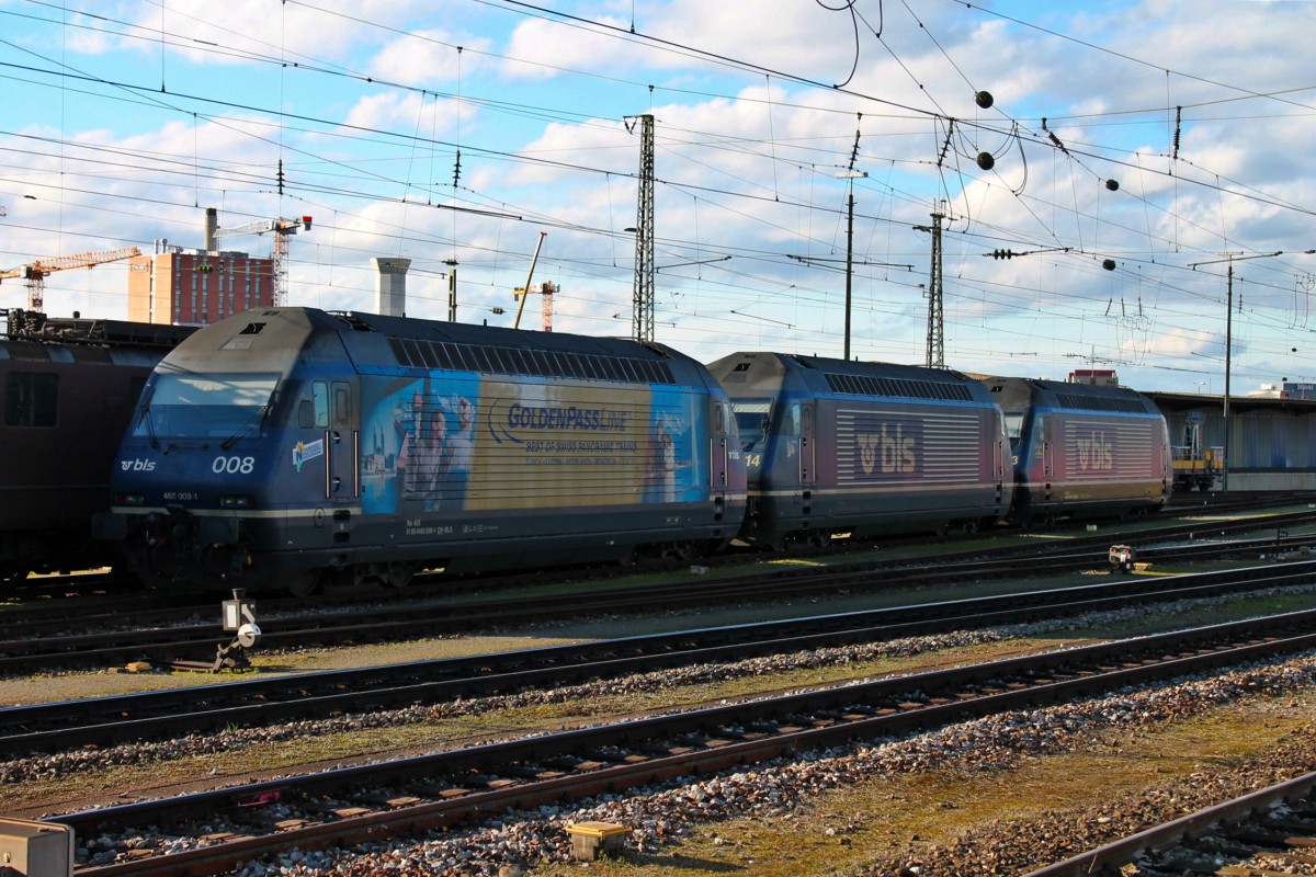 Am 11.02.2013 stand bei schönem Sonnenschein die BLS Cargo Loks Re 465 008-1  GoldenPassLine  zusammen mit ihren Schwestern 465 014-9 und der Re 465 013-1  Stockhorn  in Basel Bad Bf und warten auf ihre neuen Einsätze.