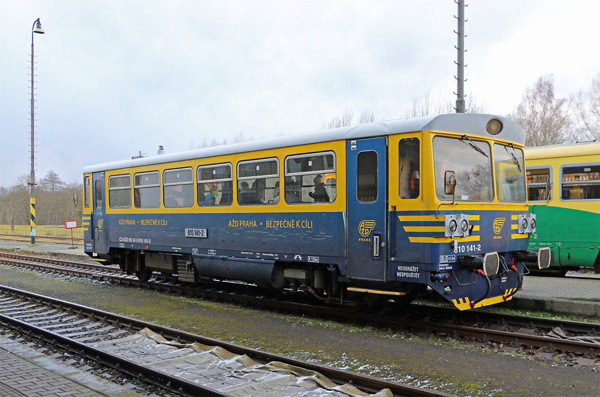 Am 11.02.2020 ist der Triebwagen 810 141 pünktlich auf die Minute als GW 7126 aus Becov nad Teplou in Karlovy Vary dolní nádraží angekommen,
er wird hier in winigen Minuten zurück in Richtung Mariánské Lázně fahren. Die dem Unternehmen AŽD Praha gehörende  Brotbüchse  hilft derzeit
bei GW Train Regio aus, welches die Strecke 149 zwischen den beiden bekanntesten böhmischen Bädern betreibt.