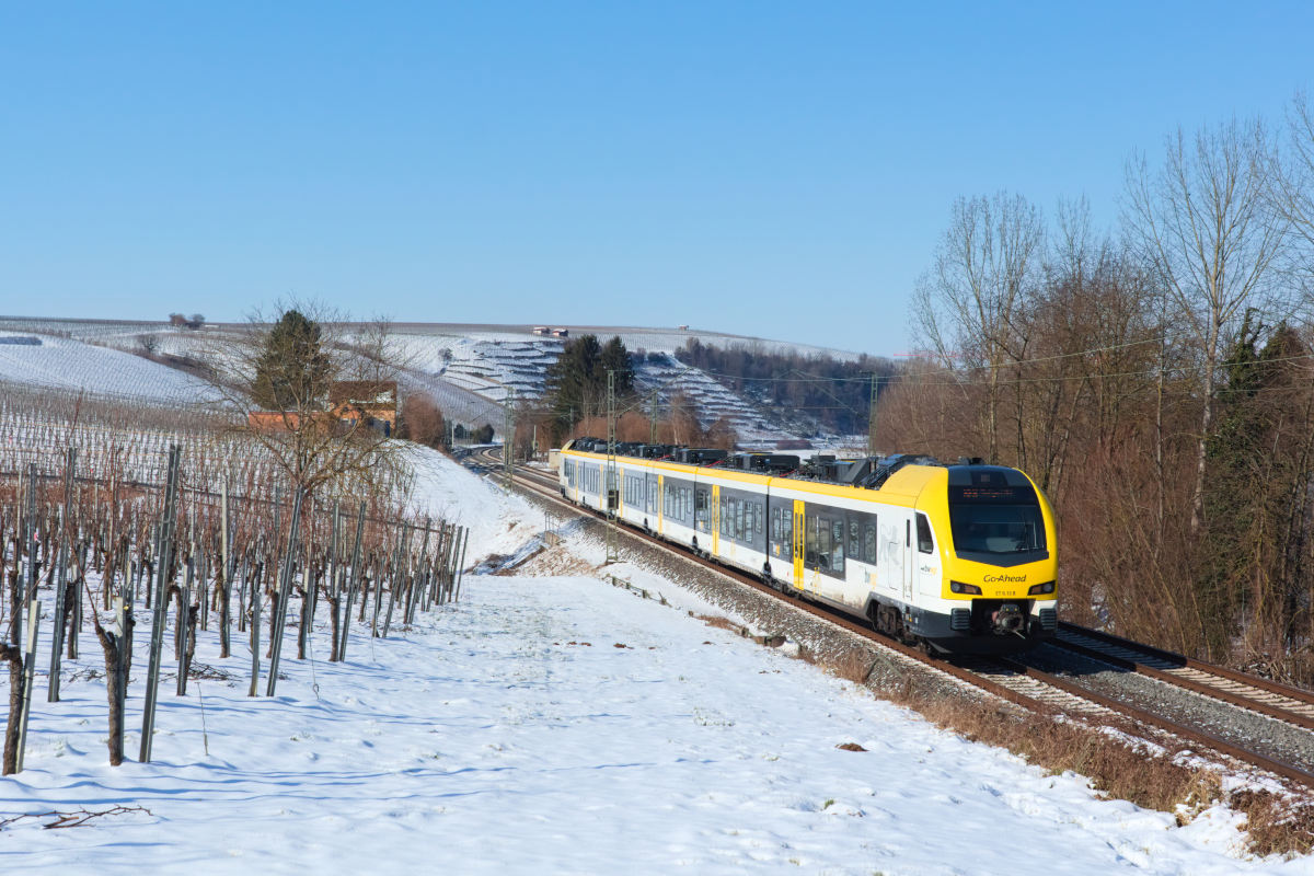 Am 11.02.2021 ist ein Flirt 3 von Go Ahead als RE8 nach Stuttgart bei Lauffen unterwegs.