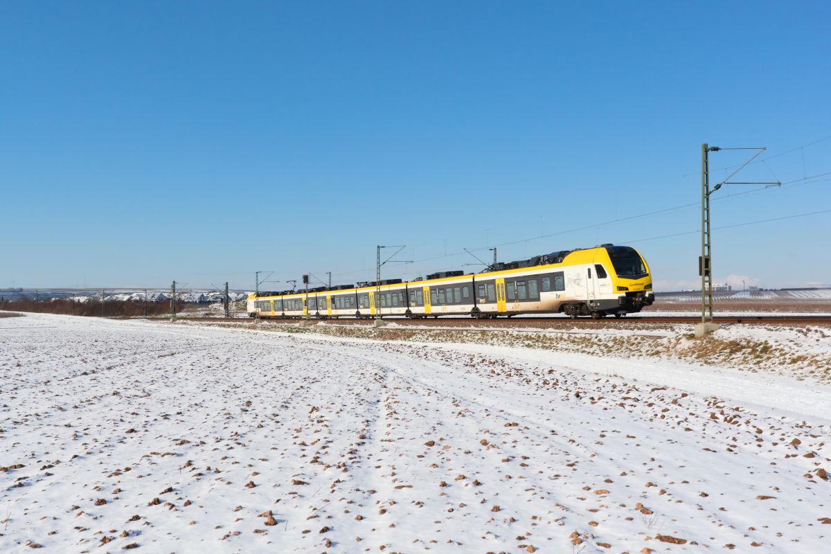 Am 11.02.2021 ist ein Flirt 3 von Go Ahead als RE8 Würzburg-Stuttgart südlich von Lauffen am Neckar unterwegs. 