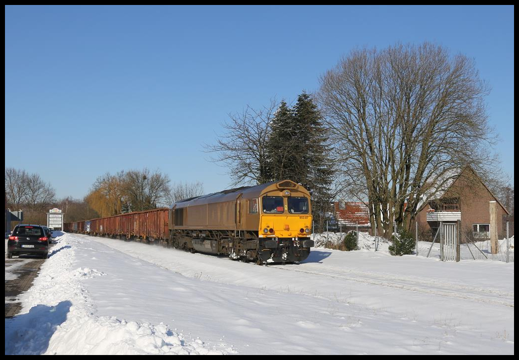 Am 11.02.2021 herrschte endlich ideales Fotolicht an der Werkbahn Strecke Hasbergen nach Georgsmarienhütte. Die goldfarbene Class 66 von Beacon Nr. 653-07 war an diesem Tag wieder im Schrott Zug Verkehr unterwegs. Sie hatte einen vollen Schrottzug am Haken, als sie um 11.58 Uhr in Höhe des Freizeitlandes in Hasbergen nach Georgsmarienhütte fuhr.