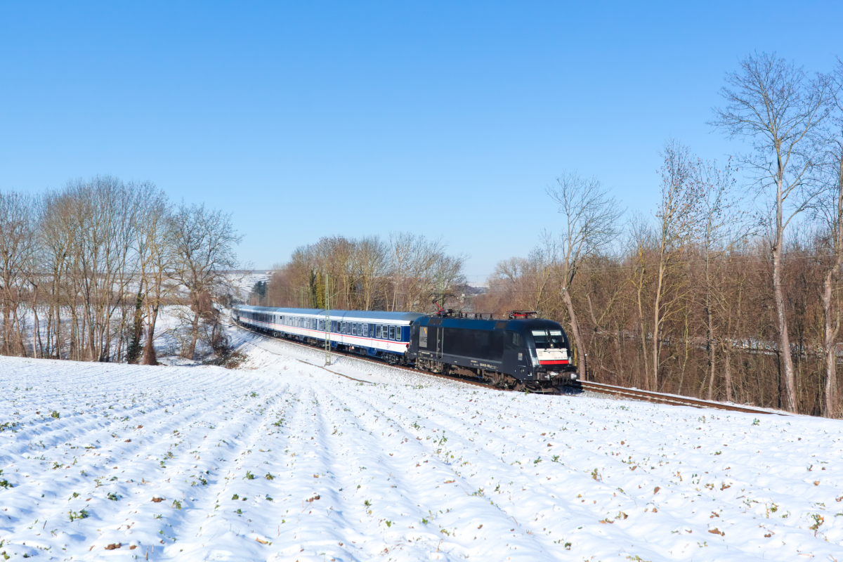 Am 11.02.2021 ist eine Taurus mit ihrem TRI Ersatzzug bei Lauffen in Richtung Stuttgart unterwegs.