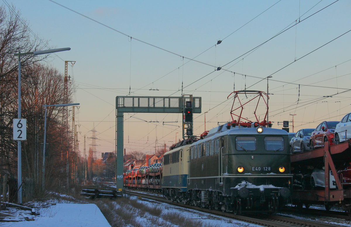 Am 11.02.2021 zog 140 128 die 140 423 von Seelze nach Koblenz-Lützel durch Solingen Hbf. 