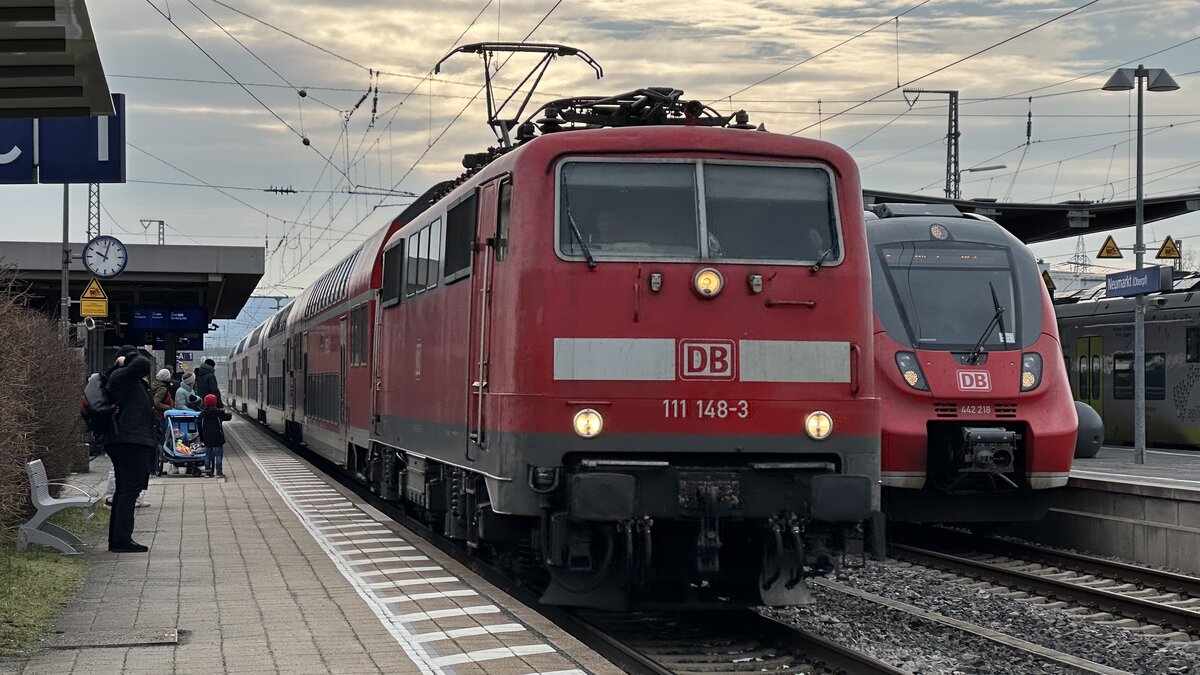 Am 11.02.2023 konnte ich 111 148-3 am RE50 Richtung Nürnberg ablichten.
Aufgenommen in Neumarkt