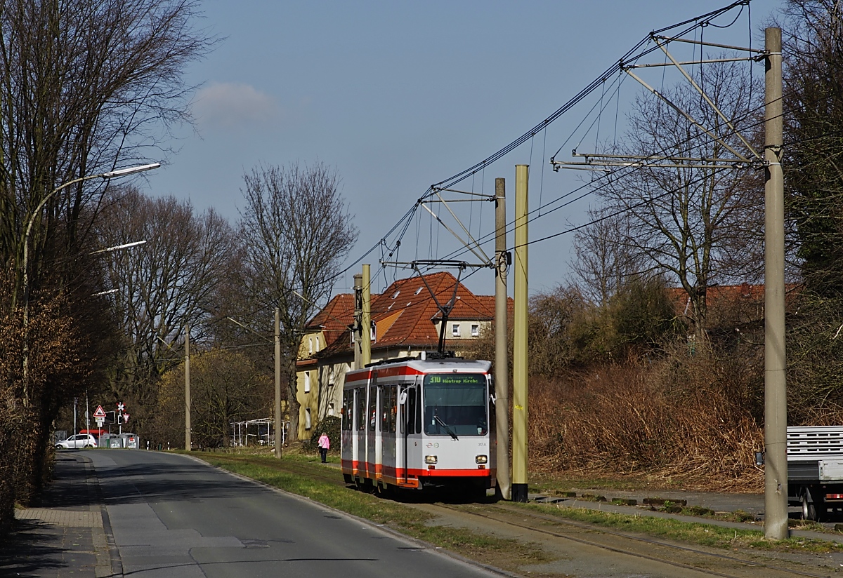 Am 11.03.2015 befährt der M6S 317 das eingleisige Streckenstück zwischen Heven Dorf und Witten kurz vor der Haltestelle Hardel. Leider wird die Idylle durch die klobigen Betonmasten etwas gestört.
