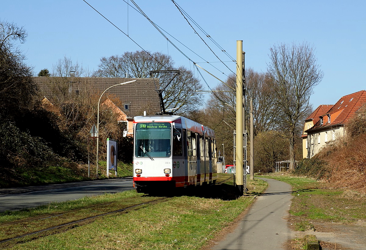 Am 11.03.2015 ist Tw 332 zwischen den Haltestellen Hardel und Sprockhöveler Straße unterwegs