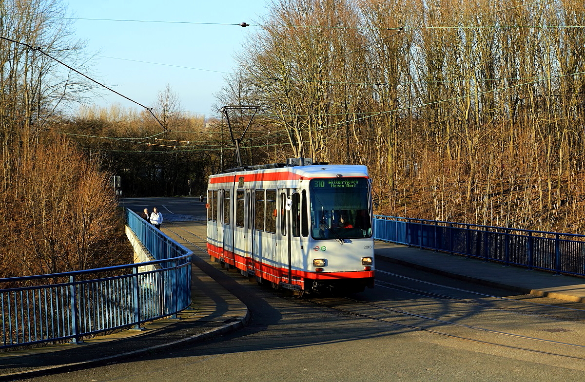 Am 11.03.2015 überquert Tw 329 die Brücke über die A 44 und erreicht gleich die Haltestelle Am Honnengraben, den höchsten Punkt der Linie 310. Interessant die Fahrdrahtaufhängung, die ohne Masten auf der Brücke auskommt.