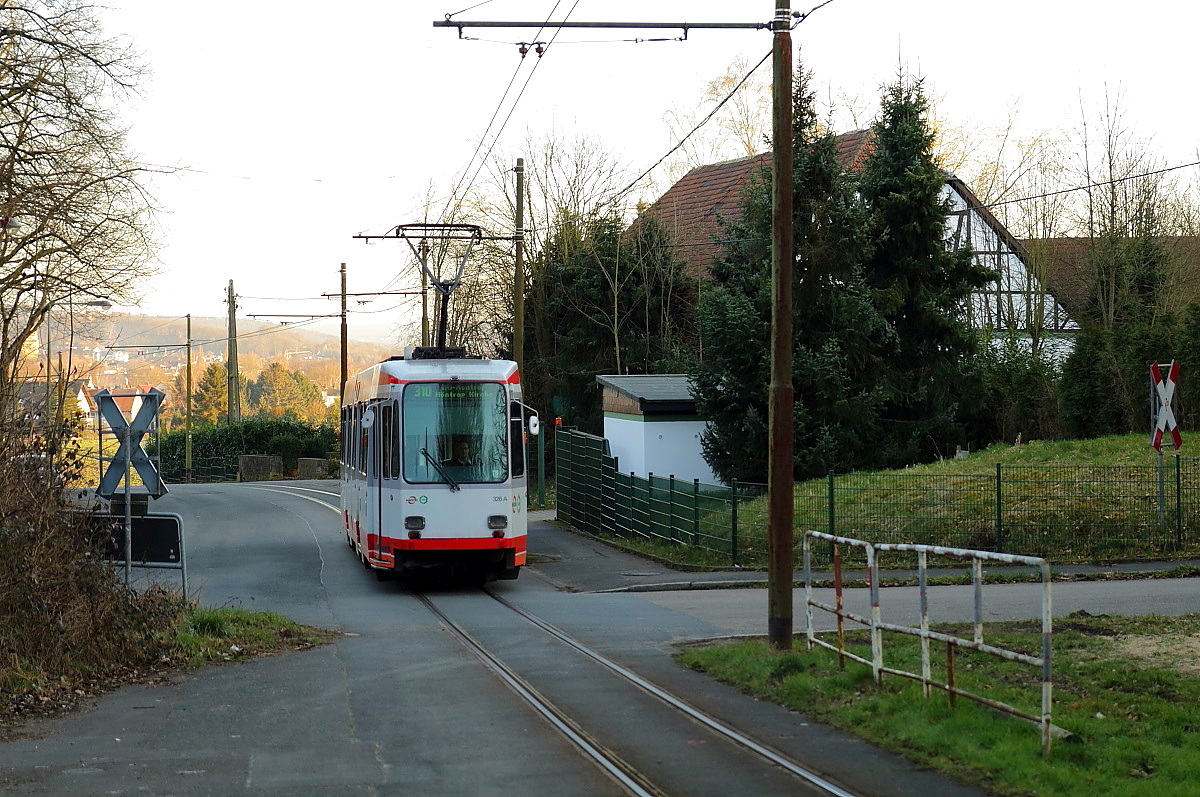 Am 11.03.2015 verlässt Tw 326 die idyllische Haltestelle Papenholz in Richtung Bochum