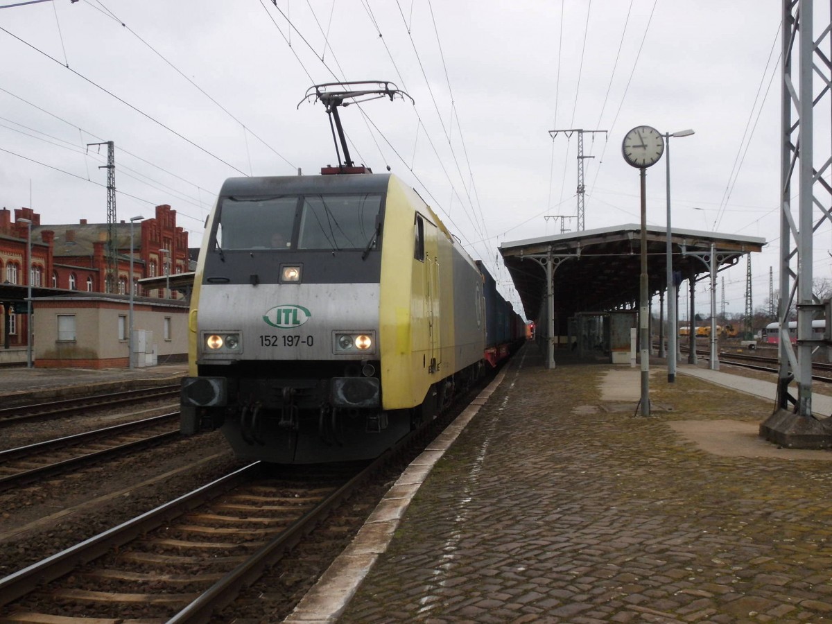Am 11.03.2016 kam die 152 197 mit einem Containerzug aus Richtung Magdeburg nach Stendal und fuhr weiter nach Wittenberge.