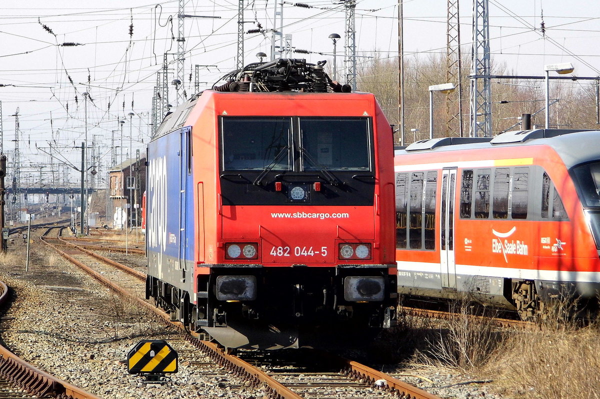 Am 11.03.2018 war die 482 044-5 von Raildox (SBB Cargo) in Stendal abgestellt. 