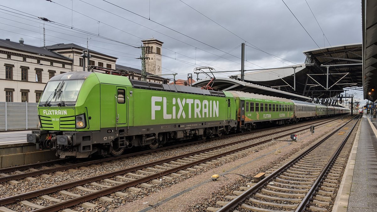 Am 11.03.2020 fuhr 193 231 mit dem Flixtrain (FLX76307) von  Berlin nach Stuttgart Hbf. Hier beim Halt in Erfurt Hbf.
