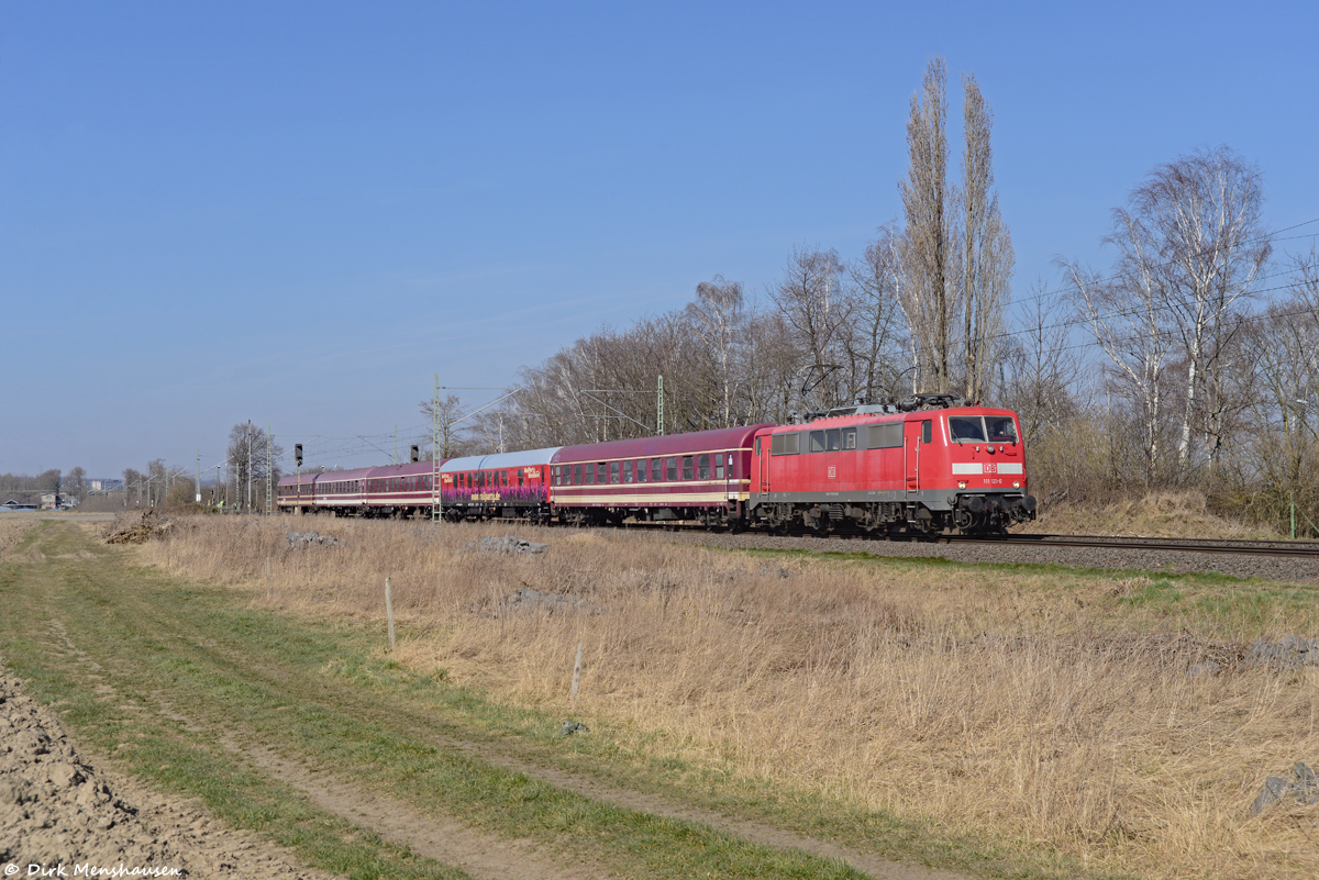 Am 11.03.2022 ist 111 121 (DB Regio) mit Uex 1850 (Hetzerather) auf der linken Rheinstrecke bei Brühl in Richtung Süden unterwegs.