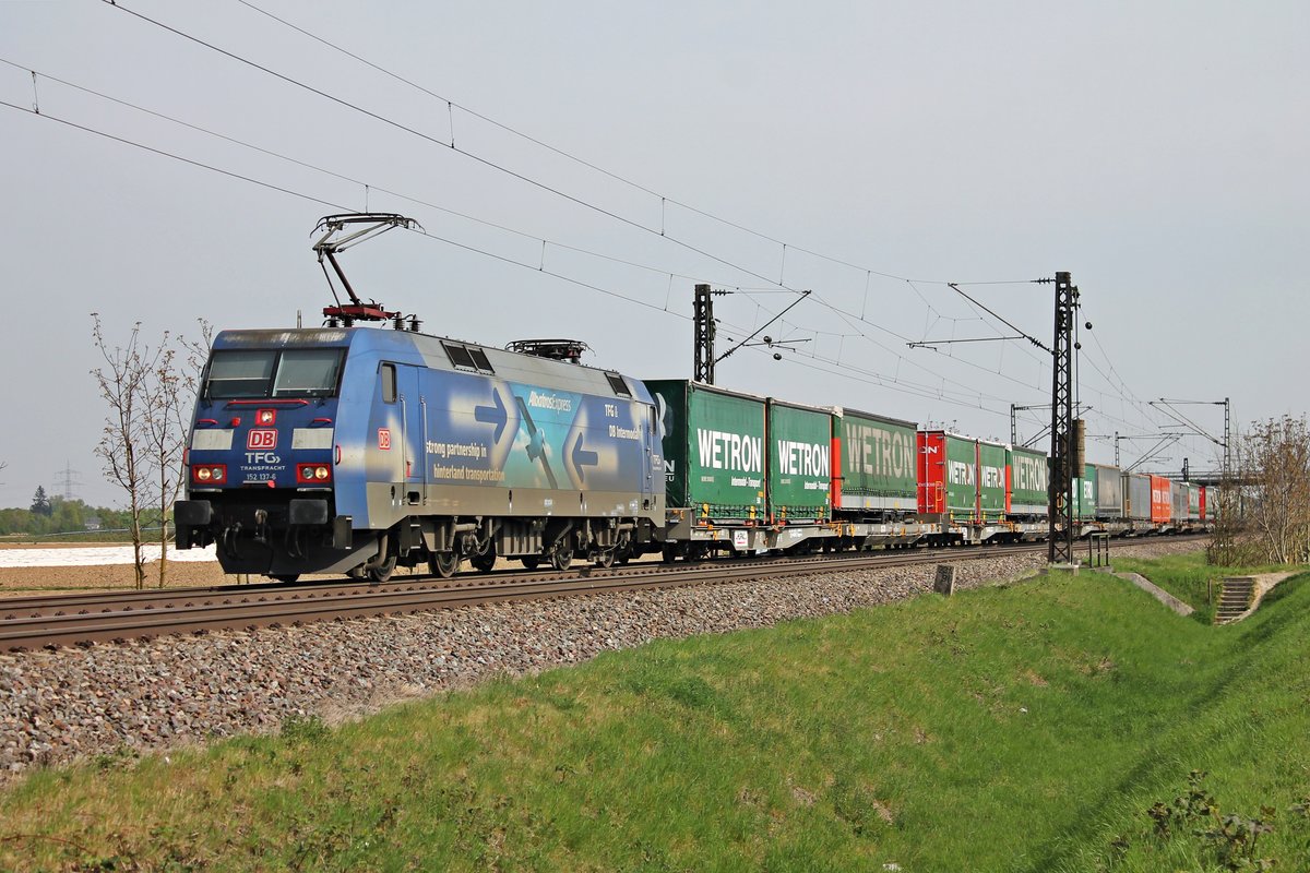 Am 11.04.2017 bespannte 152 137-6  AlbatrosExpress  den  WETRON -KLV nach Italien bis nach Basel, als sie bei Hügelheim durchs Markgräflerland in Richtung Schweiz fuhr.
