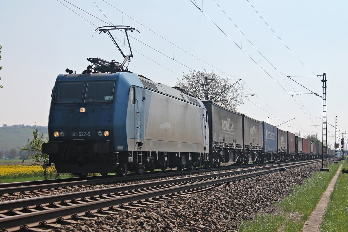 Am 11.04.2017 bespannte ATLU/XRAIL 185 527-9 einen langen Containerzug, den sie bis nach Aachen West brachte, als sie bei Hügelheim in Richtung Buggingen fuhr.