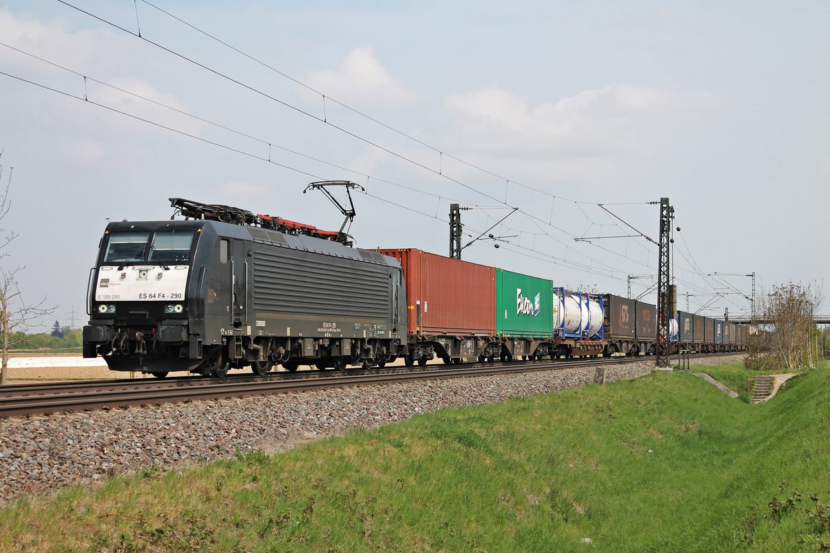Am 11.04.2017 bespannte MRCE/SBBCI ES 64 F4-290 (189 290-0) einen Containerzug aus Rotterdam, als sie bei Hügelheim in Richtung Schweizer Grenze fuhr.