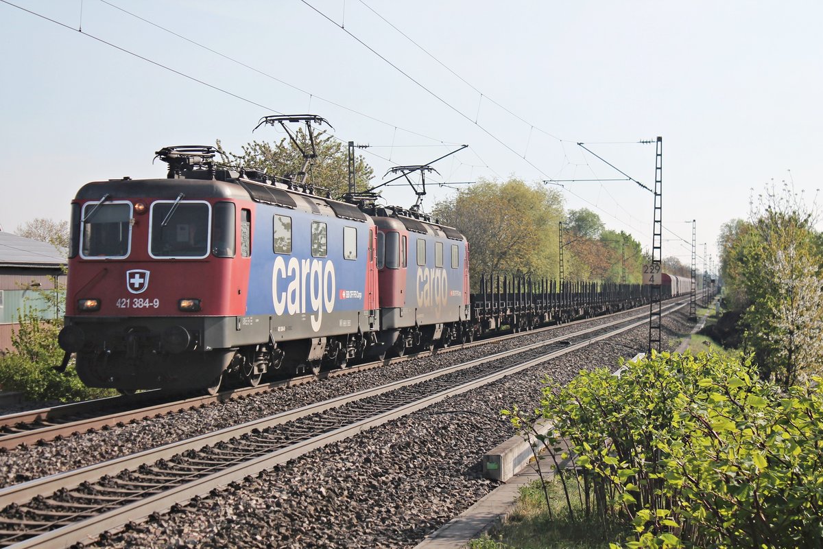 Am 11.04.2017 bespannte Re 421 384-9 zusammen mit Re 421 373-2 den DGS 48620 ( Sierre  - Muttenz - Göttingen Gbf), als sie bei Heitersheim über die KBS 703 in Richtung Norden fuhren.