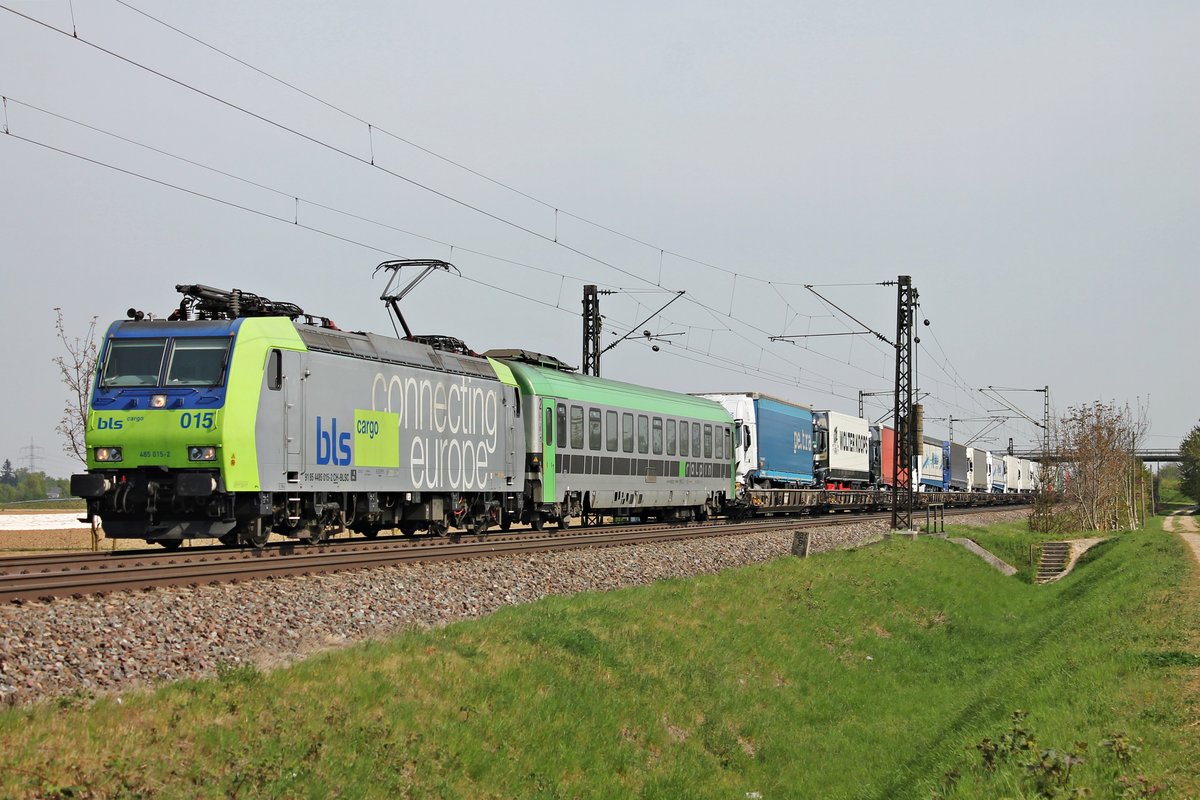 Am 11.04.2017 bespannte Re 485 015-2 eine RoLa (Freiburg (Brsg) Rbf - Novara Boschetto) vom Startbahnhof bis zur Italienische Grenze in Domodossola. Hier fuhr sie bei bei Hügelheim durchs Rheintal in Richtung Basel.