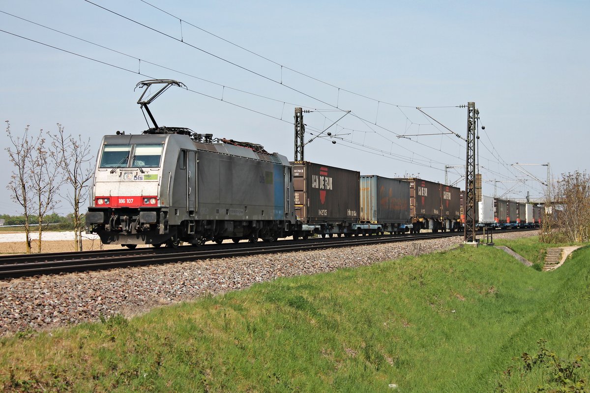 Am 11.04.2017 fuhr Rpool/BLSC 186 107 mit dem  Jan de Rijk -Containerzug (Rotterdam Waalhaven - Melzo Scalo) bei Hügelheim in Richtung Schweizer Grenze.