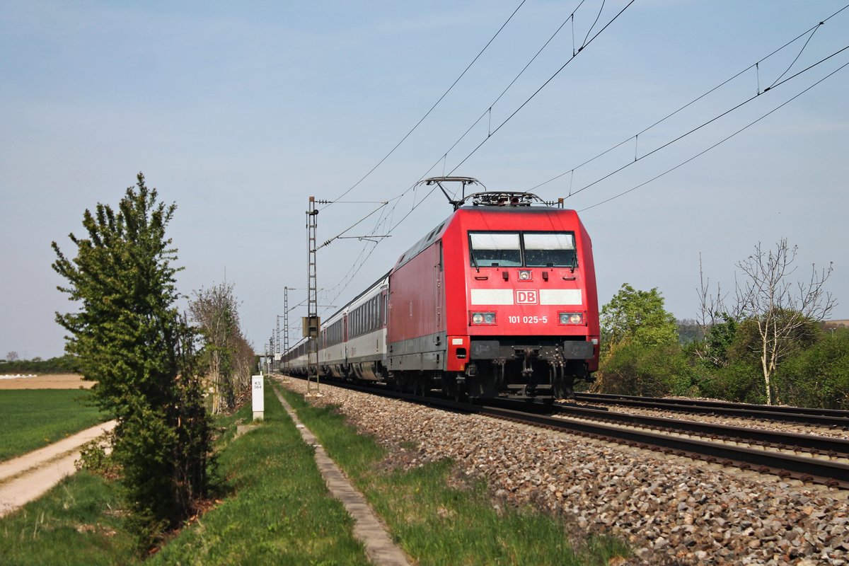 Am 11.04.2017 hatte 101 025-5 die Aufgabe den EC 7 (Hamburg Altona - Interlaken Ost) vom Startbahnhof bis an die Schweizer Grenze zu bringen. Hier ist sie mit ihrem EuroCity bei Hügelheim, als sie nur noch wenige Kilometer vor sich hatte.