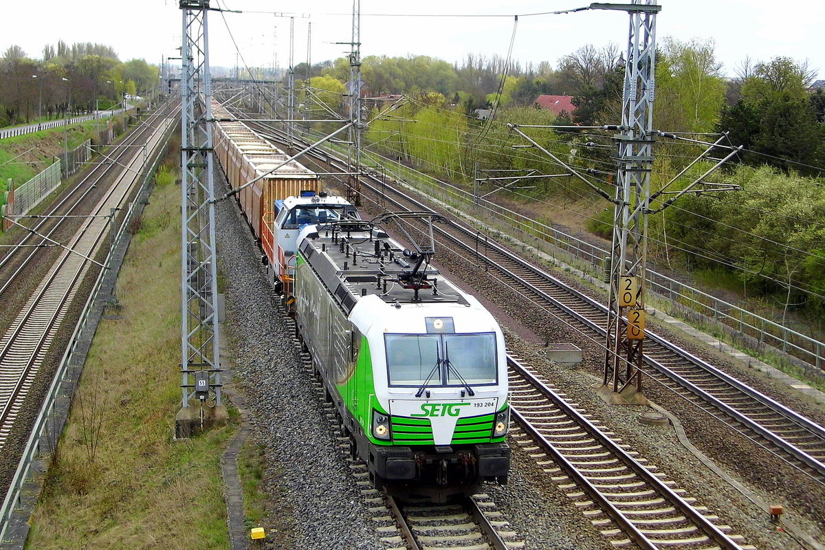 Am 11.04.2017 kamen die 193 204-5 von der SETG (ELL) und die 277 011-3 von der SETG (VPS) aus Richtung Stendal und fuhr nach Borstel.