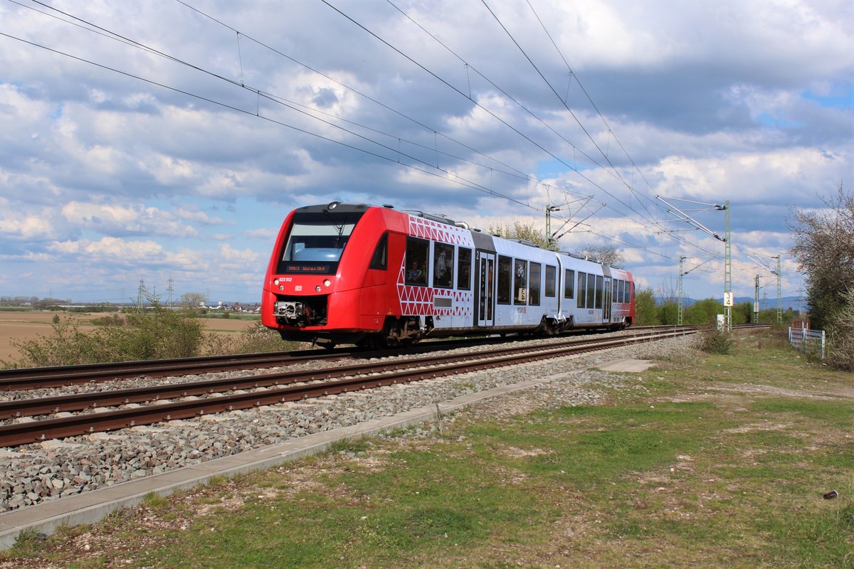 Am 11.04.2018 ist eine RB nach Worms kurz vor der Rheinbrücke Worms unterwegs.