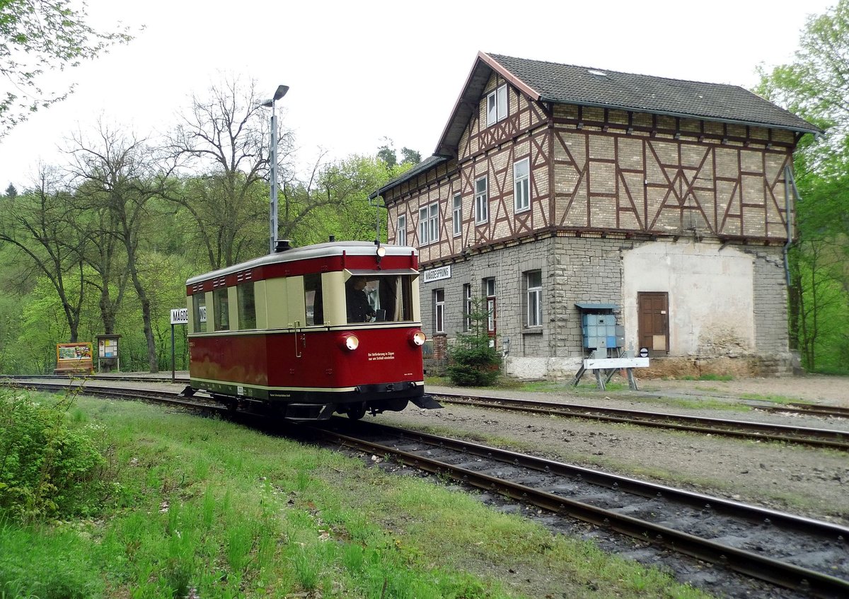 Am 11.05.2013 war eine Fotofahrt mit 187 001 ab Quedlinburg nach Stiege-Harzgerode und zurück nach Quedlinburg im Plan.Etwa 15 Gäste gaen sich die Ehre, mit dem GHE-T 1 durchs Selketal zu fahren.
Unser Triebfahrzeugführer erfüllte alle an ihn gerichteten Wünsche, so sie dem ordnungsgemäßen Treiben auf den HSB-Gleisen nicht entgegen standen. 
Der mitfahrende OBL gab dabei gern eine Zustimmung, sodass dem Erfolg der Veranstaltung nichts entgegen stand.
Mit dem Planzug als verfolger im Rücken gab es in Mägdesprung den ersten Halt.