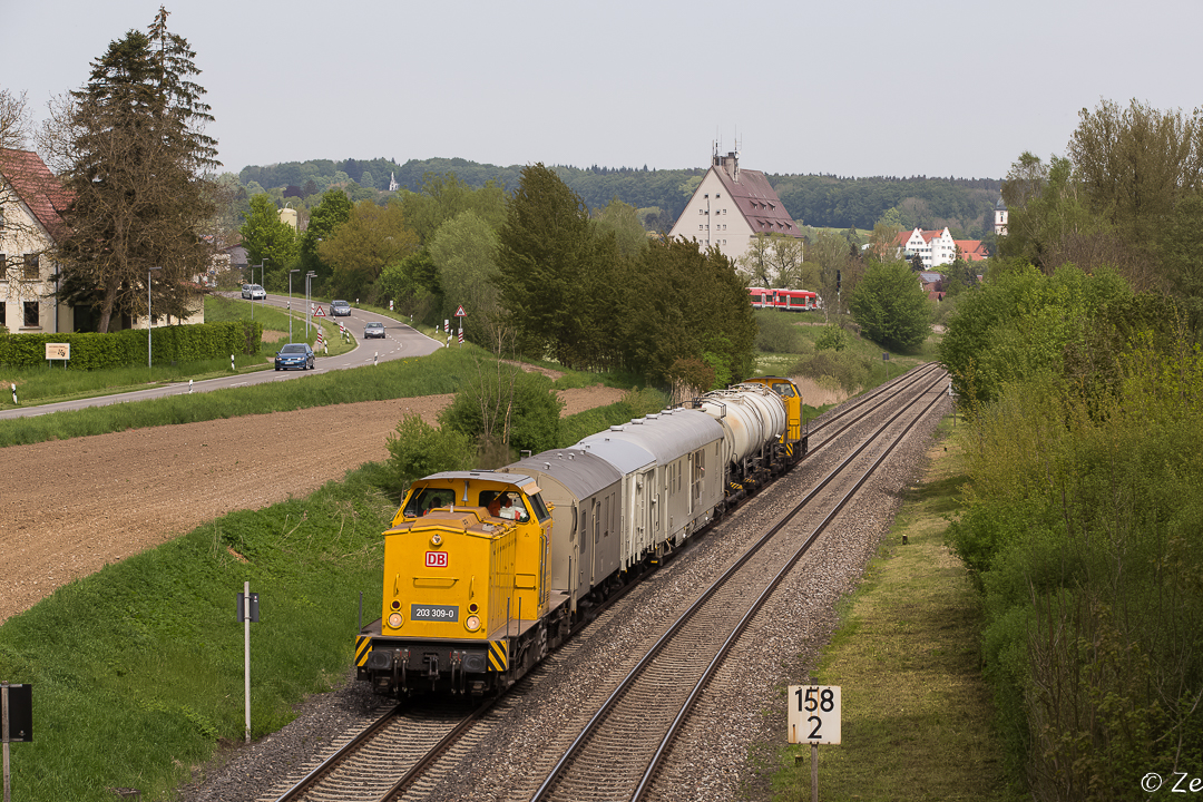 Am 11.05.2016 fuhren 203 309-0 und 203 307-4 mit dem Unkruatspritzzug von Aulendorf in Richtung Friedrichshafen. Hier bei Aulendorf-Zollenreute / Rugetsweiler.