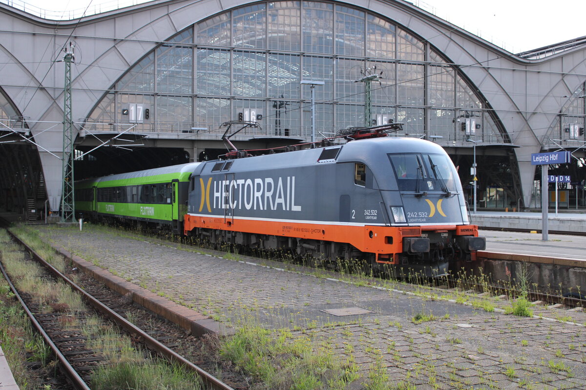 Am 11.05.2024 bespannte in Leipzig Hbf die Hectorrail 243.532  Lightyear den FLX 1366 nach Hamburg Hbf.