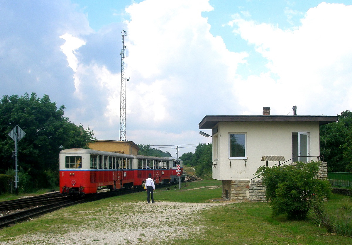 Am 11.06.2011 verlässt Mk45-2006 der Kindereisenbahn Budapest mit ihrem Zug Szechenyi-hegy in Richtung Erzsebettelek. Nach einem letzten gründlichen Blick auf den Zug wird sich der junge Eisenbahner ins Stellwerk zurückziehen und auf den nächsten Zug warten.