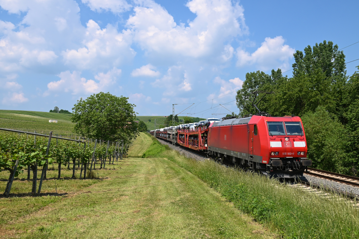 Am 11.06.2021 ist 185 160 mit einem Zug voller Audimobile bei Lauffen auf dem Weg in Richtung Stuttgart.